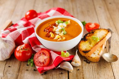 Egg, Ham ve Ekmek Klasik İspanyol Mutfağı ile Salmorejo Bowl.