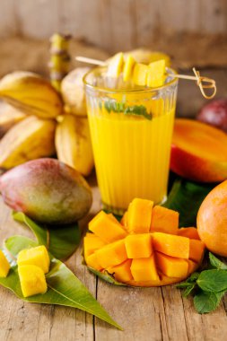 Taze meyve ferahlatıcı ve sağlıklı içeceklerle tropik mango meyve suyu..