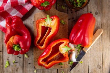 Tahta Tahta Panoda Taze Dilimlenmiş Kırmızı Biber Manzarası. Sağlıklı Vejetaryen Yemekleri