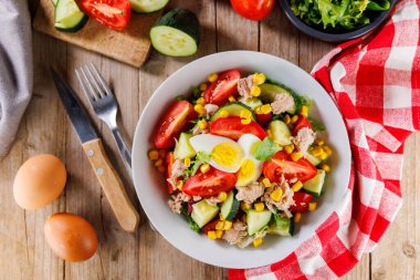 Sağlıklı Karışık Salata. Taze ve Besleyici Diyet Yemekleri