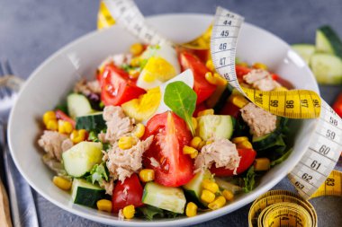 Ölçü bandıyla sağlıklı salata. Diyet ve Kilo Kaybı Konsepti