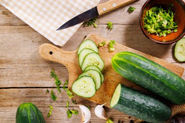 Tahta tahtada taze doğranmış salatalığın en üst görüntüsü. Sağlıklı ve Vejetaryen Yemekler