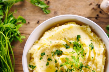 Tereyağlı, kremalı ve otlu patates püresi. Erdemli Rahatlatıcı Yemekler