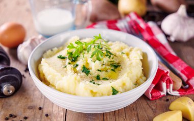 Bir kase tereyağlı, kremalı ve otlu patates püresi. Kremalı Rahatlatıcı Yiyecek