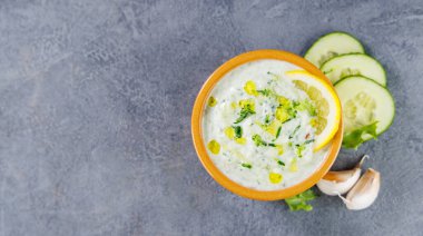 Tzatziki Bowl 'un en iyi manzarası. Taze ve sağlıklı Akdeniz Aperatifi