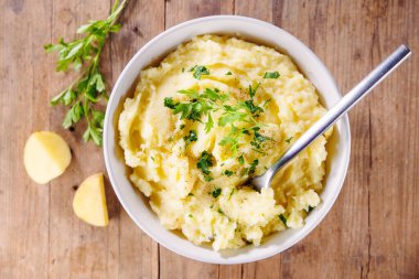 Tahta Arkaplanda Püre Patates Manzarası. Kremalı Rahatlatıcı Yiyecek