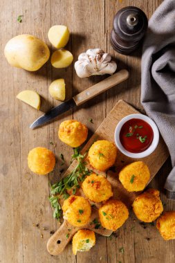 Ketçaplı kızarmış patates toplarının en iyi görüntüsü. Ahşap Arkaplanda Lezzetli Atıştırmalık