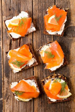 Tütsülenmiş somon tostlu bayram büfesi. Noel ve Yeni Yıl Partisi için mükemmel