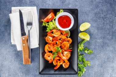 Keskin baharatlı soslu ızgara karides. Deniz ürünleri spesiyaliteleri ve gurme yemek deneyimleri sergilemek için ideal.