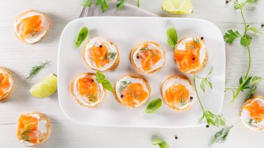 Krem peynirli, somonlu ve füme somonlu tost. Açık büfe, yemek servisi ve sağlıklı yemek seçenekleri için ideal.