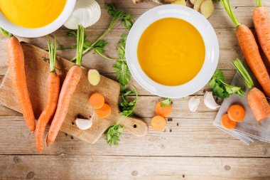 Sıcak havuç çorbası, sağlıklı yemek ve vejetaryen yemek seçenekleri için ideal.