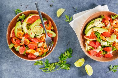 Avokado ve greyfurtlu ızgara karides salatası. Sağlıklı beslenme ve gurme yemek kavramları için mükemmel.