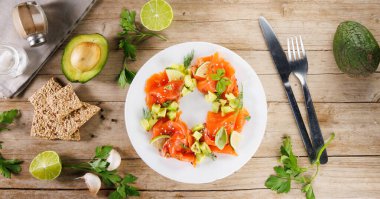 Avokado ve marullu füme somon salatası. Taze, sağlıklı ve hafif yemekler için ideal.
