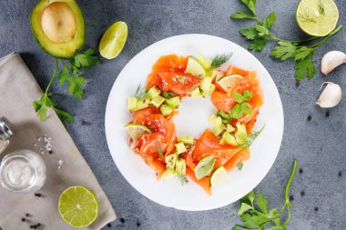 Tütsülenmiş somon, avokado ve otlu salata. Sağlıklı yemek ve taze gurme yemekleri için ideal.