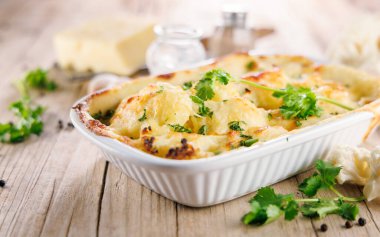 Lezzetli yemekler, kremalı ve peynirli fırında karnabahar.