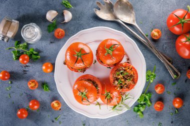 Fırında pişmiş domates ve kıyma. Sağlıklı ve sağlıklı yemekler için mükemmel.