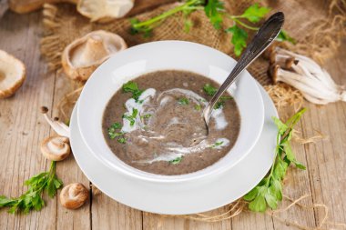 Kremalı ve otlu bir kase mantar çorbası