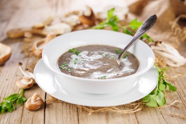 Kremalı ve otlu bir kase mantar çorbası