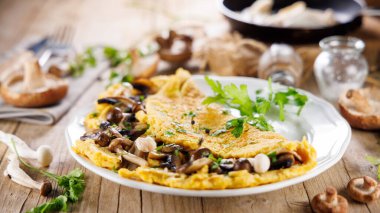 Tabakta servis edilen mantarlı omlet. Sağlıklı beslenme ve kahvaltı seçenekleri için ideal.