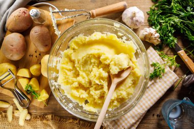 Patates püresi pişirip hazırlıyorum. Rahatlatıcı yemekler ve ev yapımı yemek kavramları için mükemmel.