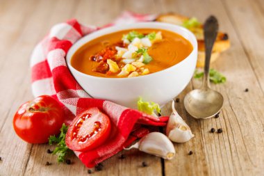 Bir kase salmorejo, soğuk domates çorbası, ferahlatıcı yaz yemekleri ve İspanyol mutfağı için mükemmel.