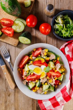Salatayı salatalık, domates, mısır, yumurta ve ton balığıyla karıştırdım. Sağlıklı beslenme ve hafif yemek seçenekleri için ideal.