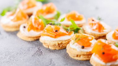 Kremalı ve füme somonlu şenlikli kanepe.