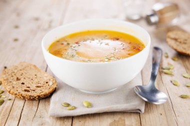 Çorba kasesi, kaşık ve ekmek.