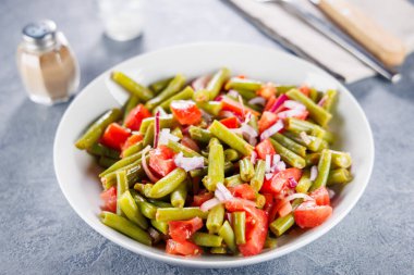 Domates ve soğanlı yeşil fasulye salatası.