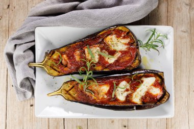 Domates soslu ızgara patlıcan ve mozzarella.