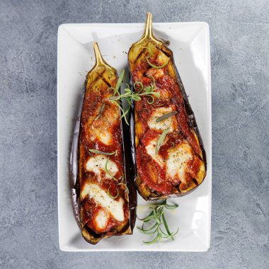 Domates soslu ve mozzarella soslu ızgara patlıcan.