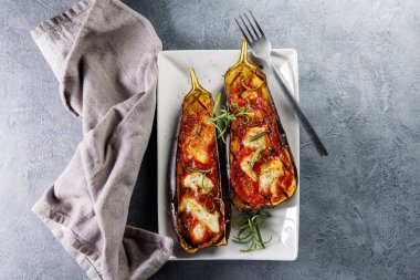 Domates soslu ve mozzarella soslu ızgara patlıcan.