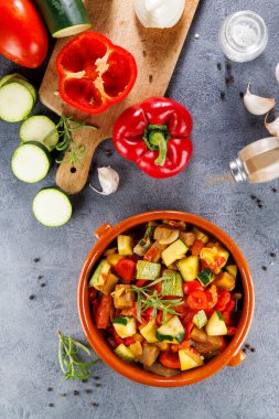 Yüksek otlu ev yapımı Fransız ratatouille.