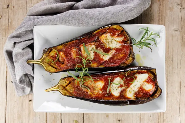 Domates soslu ızgara patlıcan ve mozzarella.