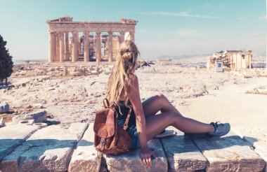 Genç bayan turist Parthenon Atina Yunan tapınağına bakıyor