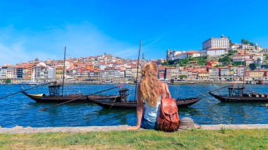 Porto 'daki kadın turist. Portekiz