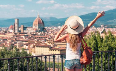 İtalya 'da Floransa' yı ziyaret eden mutlu kadın turist