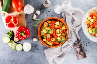 Fransız ev yapımı ratatouille, güveçte ızgara sebze.