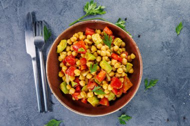 Avokado ve domatesli nohut salatası.