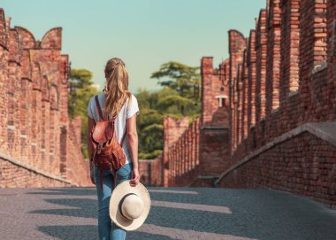 İtalya 'da Romeo ve Juliet şehrini ziyaret eden kadın turistin arka manzarası, Verona