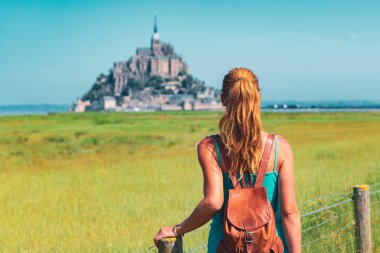 Mont Saint Michel, Fransa 'nın ünlü sitesine bakan kadın turist