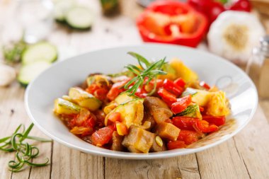 Bir kase ızgara sebze, sebze ve ratatouille.