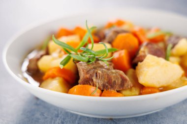 Et suyu, havuç ve patates.