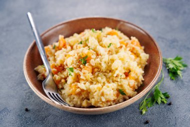 Balkabaklı ve parmesanlı lezzetli kremalı risotto.