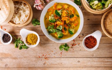 Hindistan cevizi kremalı ve baharatlı ızgara karides, brokoli ve pilav.