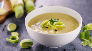 Bir kase yeşil sebze çorbası, üst manzara.