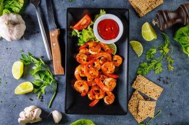 Baharatlı kızarmış karides.