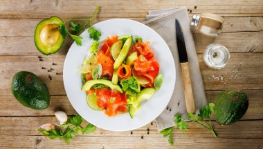 Füme somon, avokado ve fesleğen salatası.