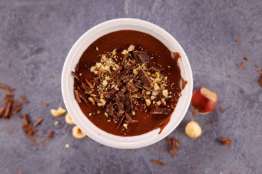 Lezzetli kremalı çikolatalı mus ve fındıklı.