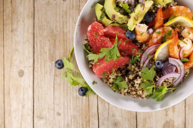 Greyfurtlu kinoa salatası, avokado ve karides.